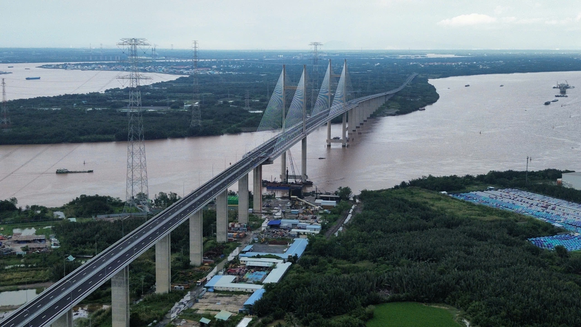 Ngắm cầu dây văng có tĩnh không cao nhất Việt Nam - Ảnh 1