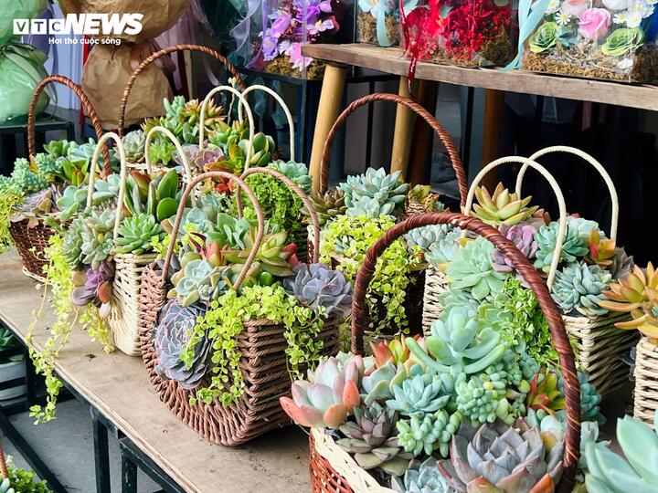 Chợ hoa lớn nhất TP.HCM vắng vẻ trước dịp lễ 20/10 - Ảnh 7