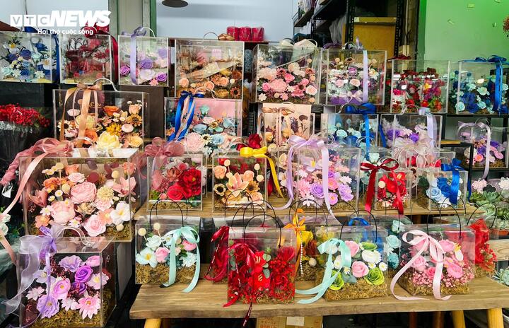 Chợ hoa lớn nhất TP.HCM vắng vẻ trước dịp lễ 20/10 - Ảnh 4