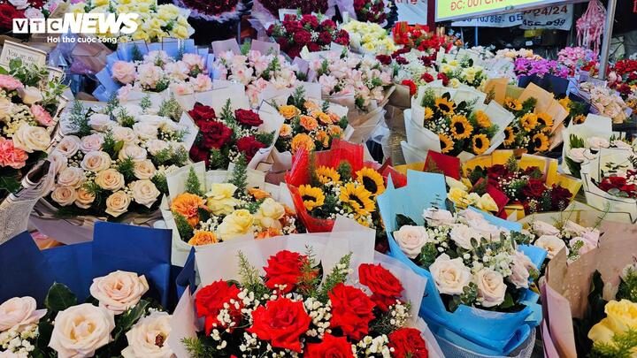 Chợ hoa lớn nhất TP.HCM vắng vẻ trước dịp lễ 20/10 - Ảnh 3