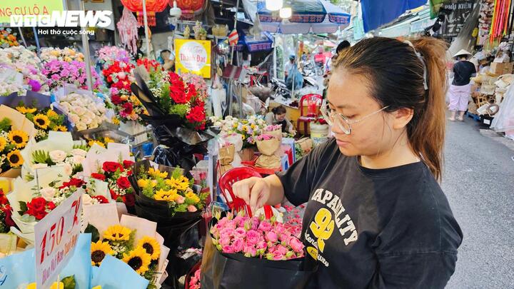 Chợ hoa lớn nhất TP.HCM vắng vẻ trước dịp lễ 20/10 - Ảnh 5