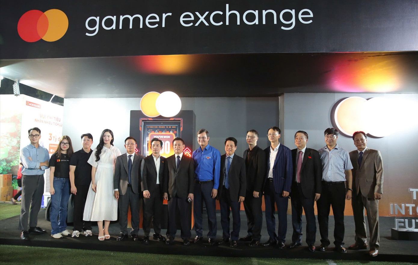 Phó Thủ tướng và các đại biểu tham quan nhiều gian hàng tại Ngày thẻ Việt Nam - Ảnh 11