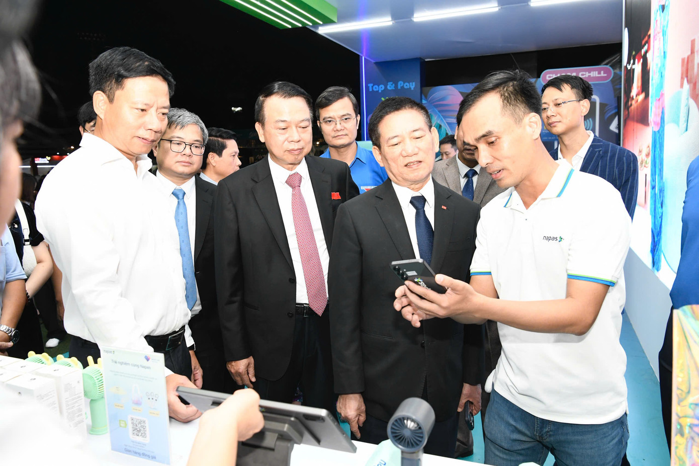 Phó Thủ tướng và các đại biểu tham quan nhiều gian hàng tại Ngày thẻ Việt Nam - Ảnh 6