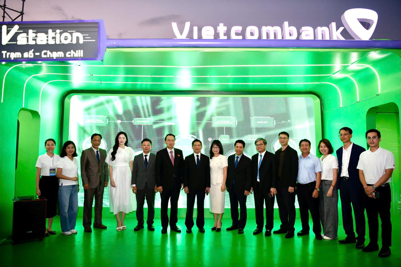 Phó Thủ tướng và các đại biểu tham quan nhiều gian hàng tại Ngày thẻ Việt Nam - Ảnh 1