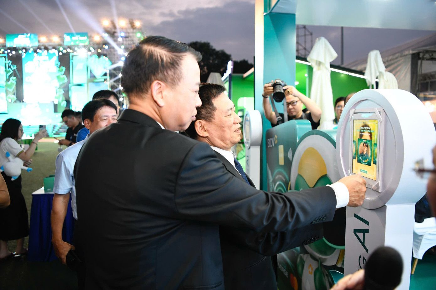 Phó Thủ tướng và các đại biểu tham quan nhiều gian hàng tại Ngày thẻ Việt Nam - Ảnh 7