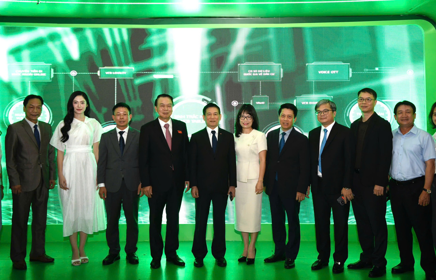 Phó Thủ tướng và các đại biểu tham quan nhiều gian hàng tại Ngày thẻ Việt Nam - Ảnh 2