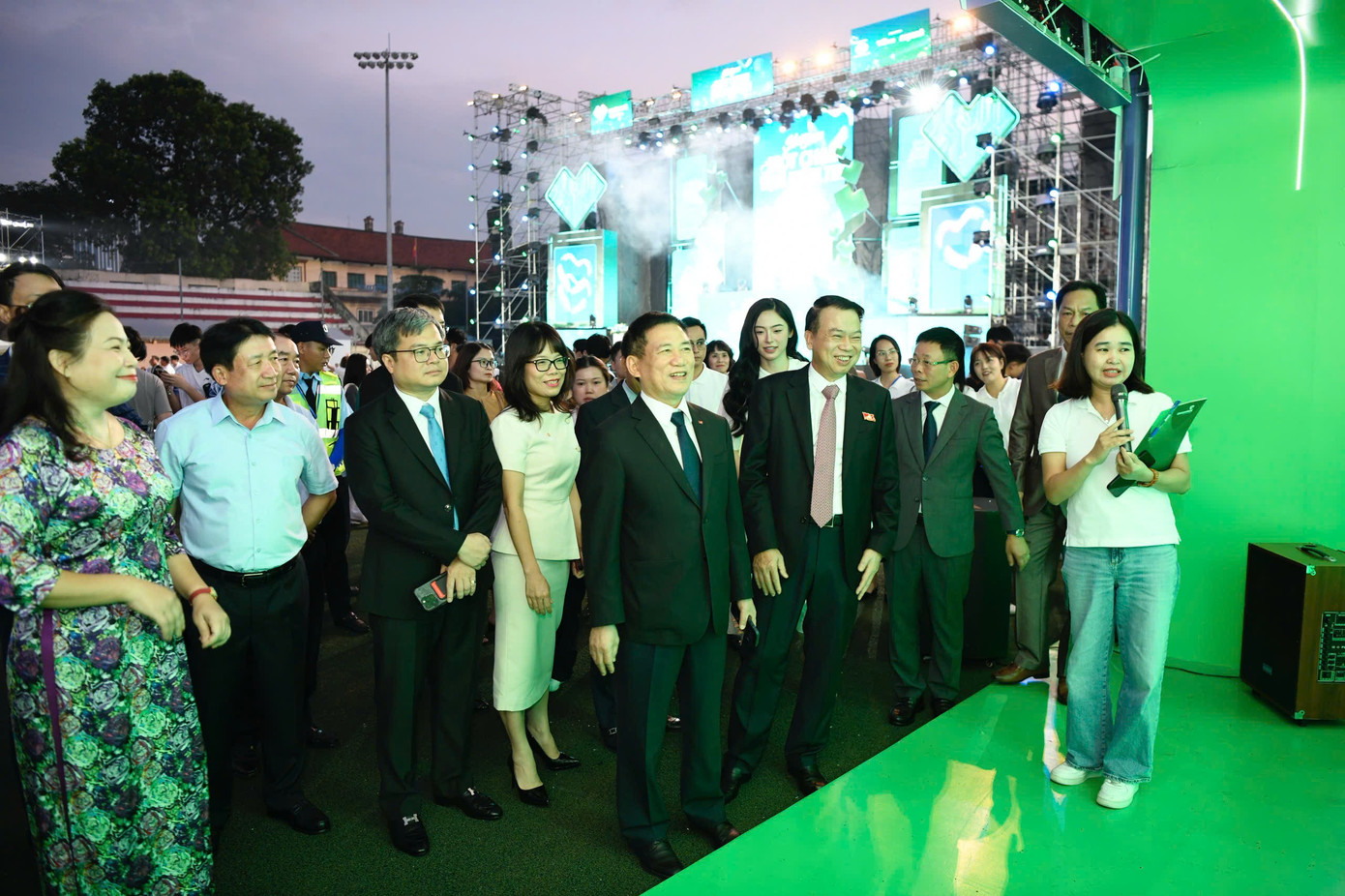 Phó Thủ tướng và các đại biểu tham quan nhiều gian hàng tại Ngày thẻ Việt Nam - Ảnh 3