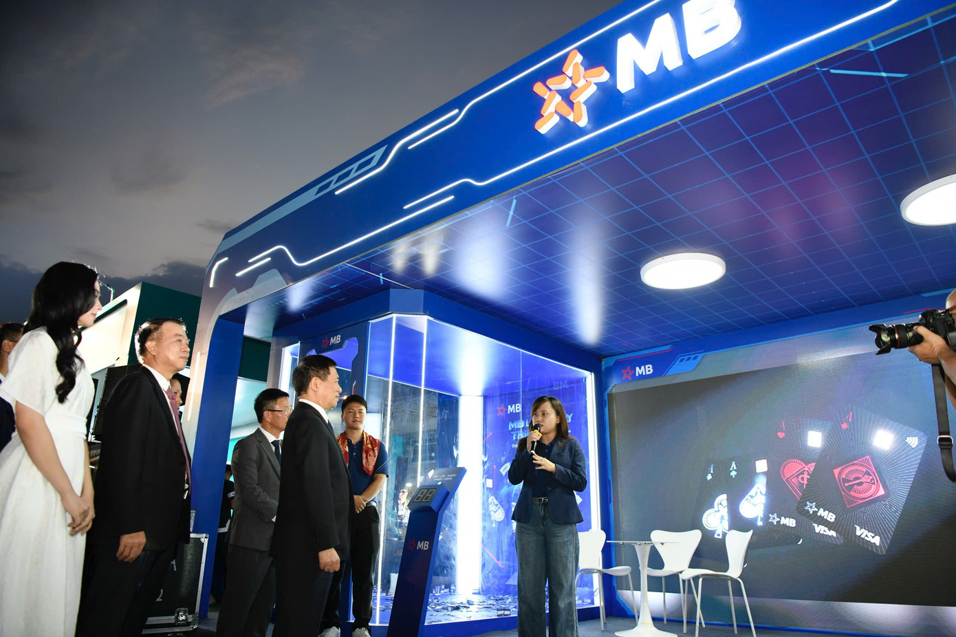 Phó Thủ tướng và các đại biểu tham quan nhiều gian hàng tại Ngày thẻ Việt Nam - Ảnh 4