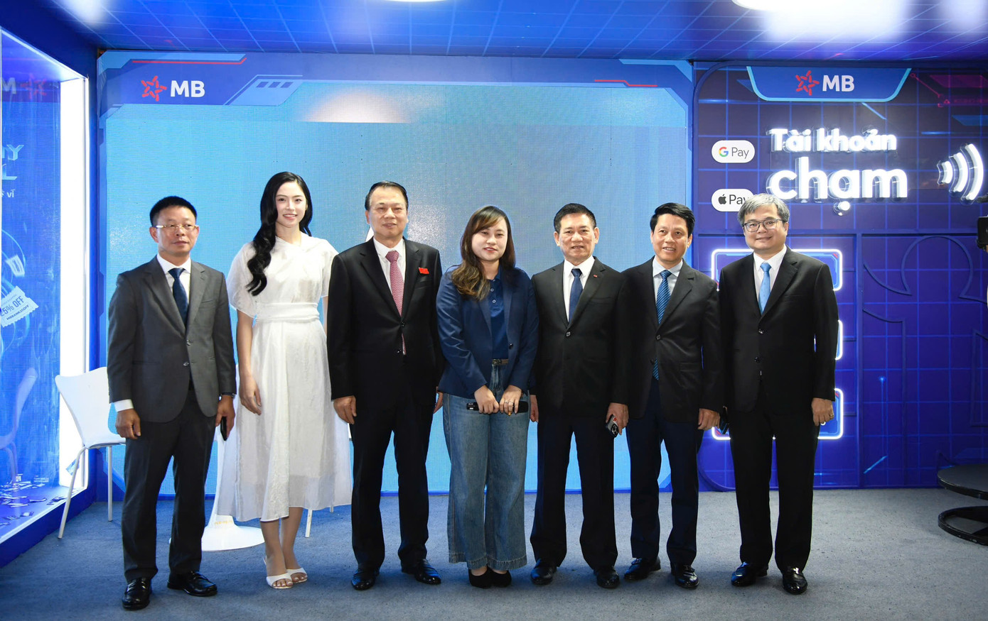 Phó Thủ tướng và các đại biểu tham quan nhiều gian hàng tại Ngày thẻ Việt Nam - Ảnh 5