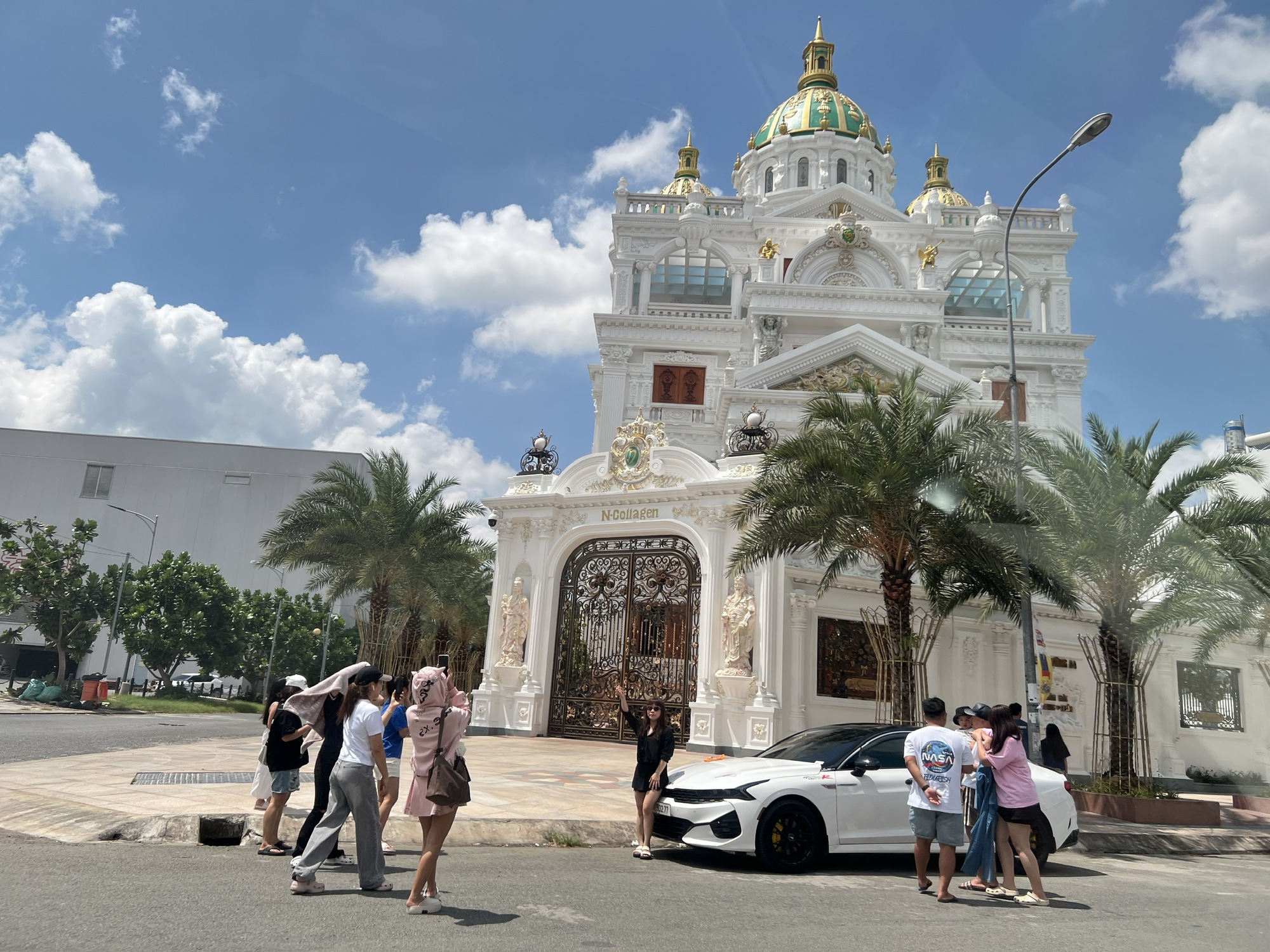 Vụ nhiều người tụ tập trước dinh thự của Ngân Collagen: Thông tin từ công an - Ảnh 1