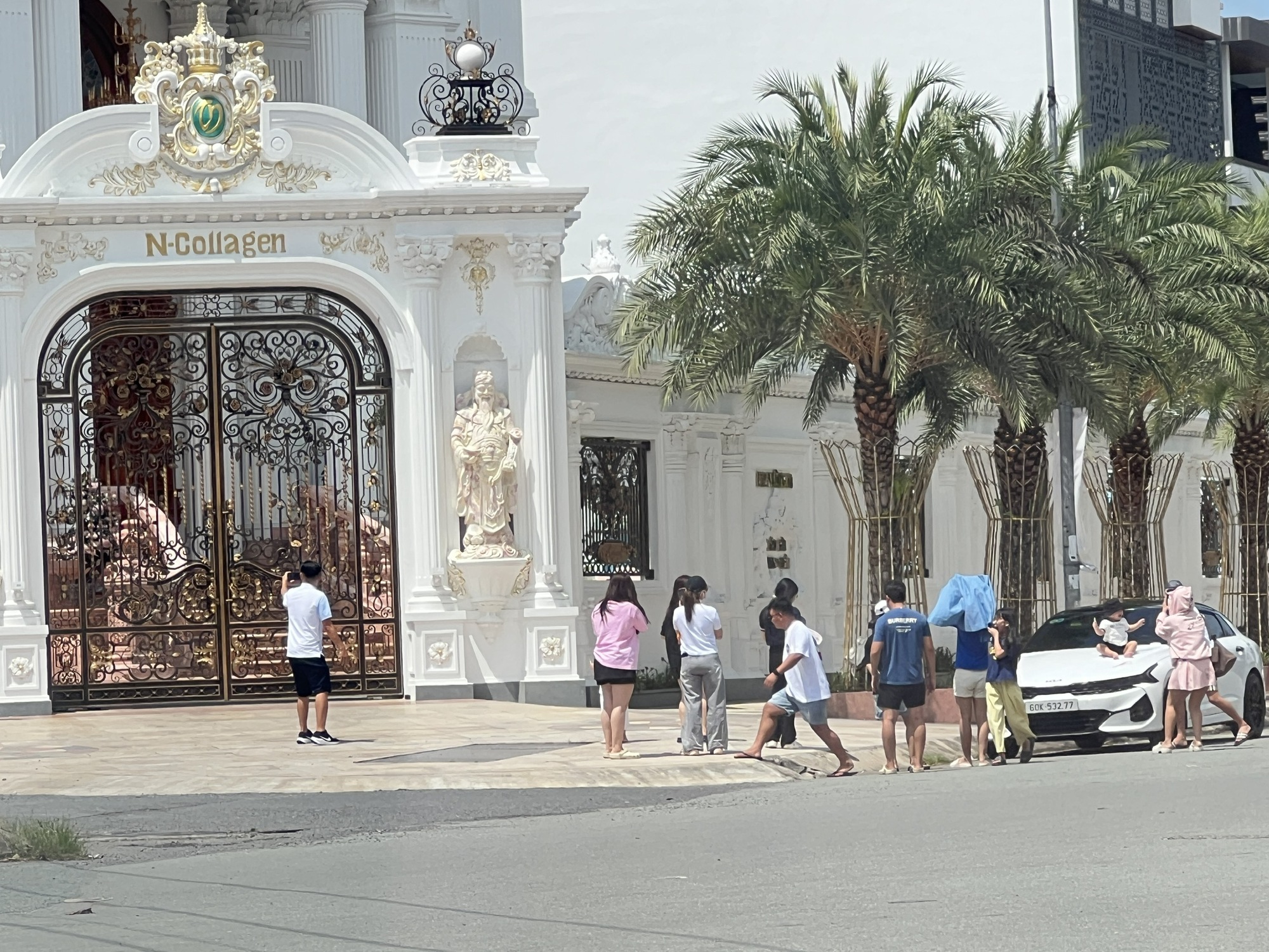 Vụ nhiều người tụ tập trước dinh thự của Ngân Collagen: Thông tin từ công an - Ảnh 2