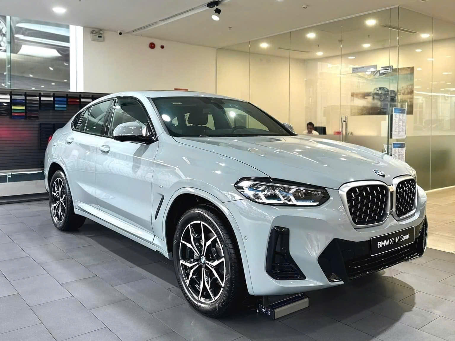 Bộ đôi BMW X4 và 5 Series giảm giá đến 480 triệu đồng tại đại lý, tiền dư ra đủ mua thêm Hyundai Grand i10 bản cao nhất - Ảnh 1