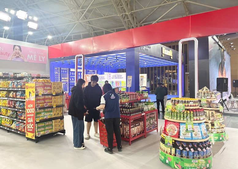 Đông đảo người dân đổ về Hội chợ mùa Thu ngày đầu mở cửa - Ảnh 3