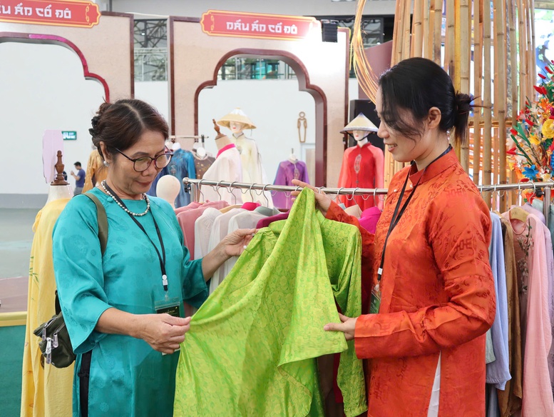 Đông đảo người dân đổ về Hội chợ mùa Thu ngày đầu mở cửa - Ảnh 7