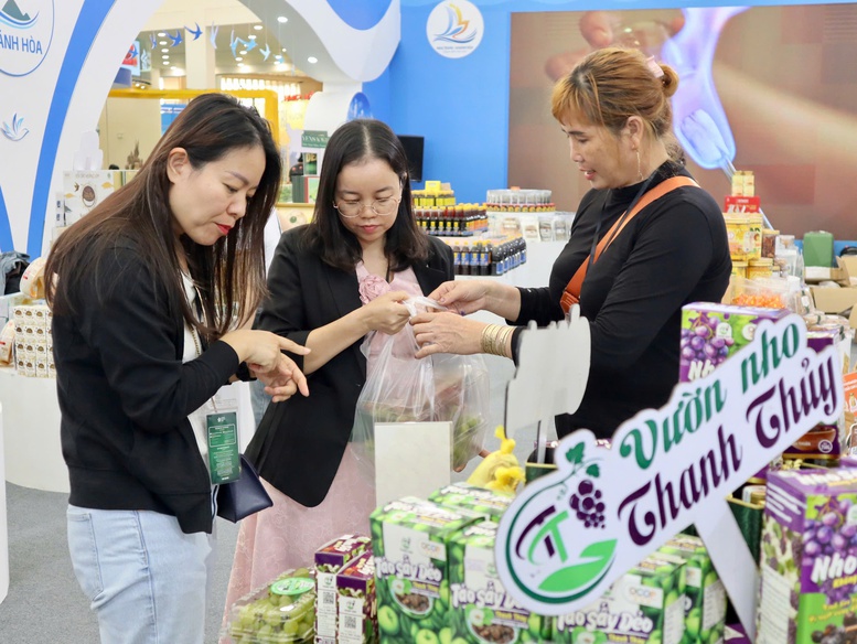 Đông đảo người dân đổ về Hội chợ mùa Thu ngày đầu mở cửa - Ảnh 6