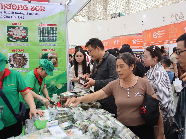 Đông đảo người dân đổ về Hội chợ mùa Thu ngày đầu mở cửa - Ảnh 1