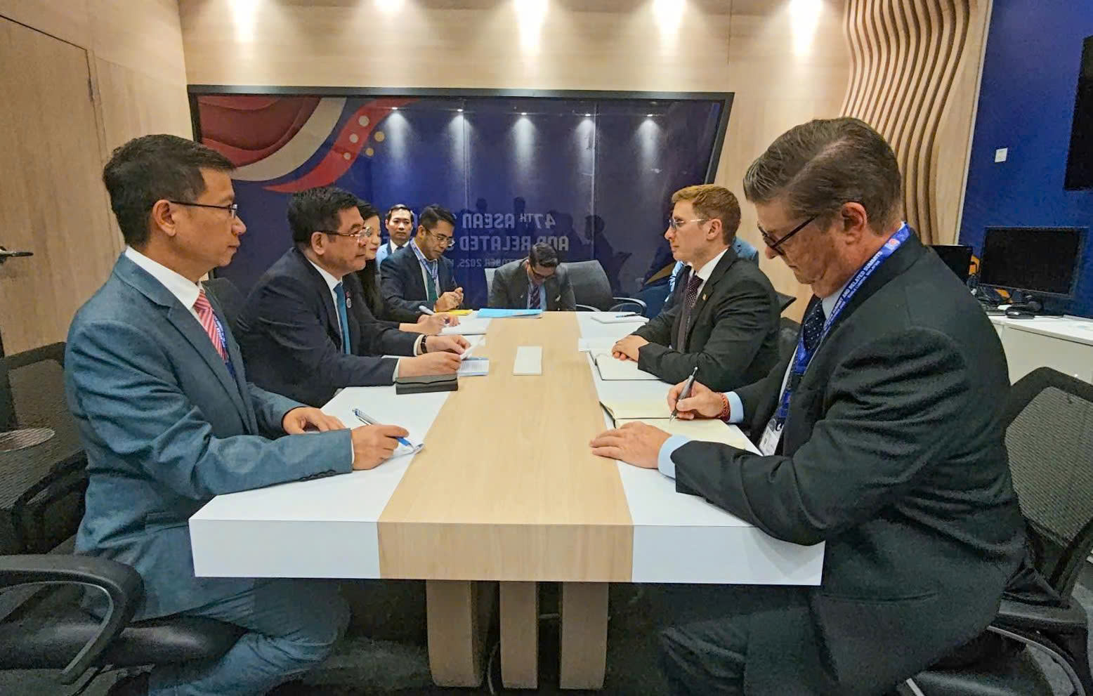 Gặp Thứ trưởng Ngoại giao Mỹ, Bộ trưởng Bộ Công Thương Việt Nam nêu quan ngại về vấn đề đang đe dọa sinh kế hàng trăm nghìn lao động, phía Mỹ hồi đáp ra sao? - Ảnh 1