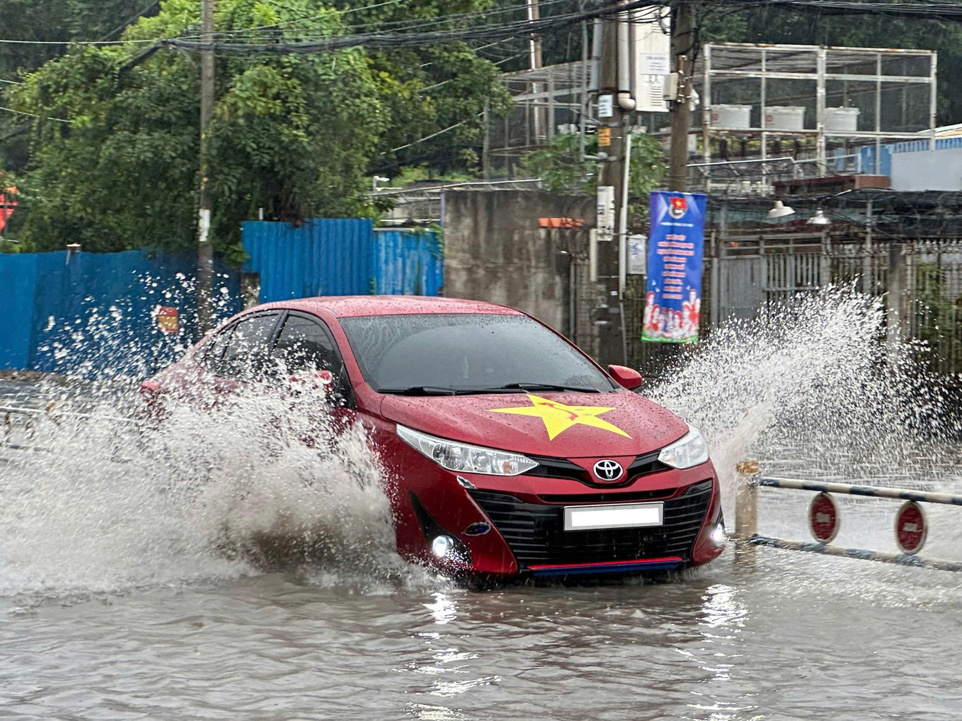 'Nỗi ám ảnh' sau mưa của người dân TPHCM những ngày qua - Ảnh 7
