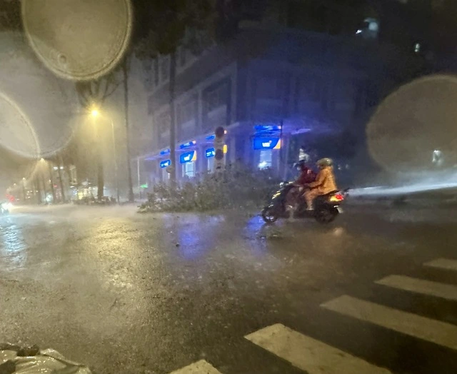 Đêm Trung thu, TP.HCM bất ngờ xuất hiện mưa giông rất mạnh - Ảnh 1