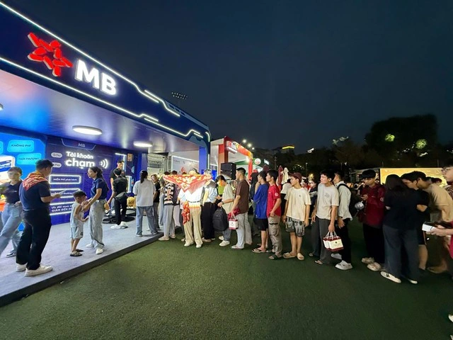 Hàng ngàn sinh viên xếp hàng để ‘chạm’ loạt công nghệ thanh toán của MB - Ảnh 1