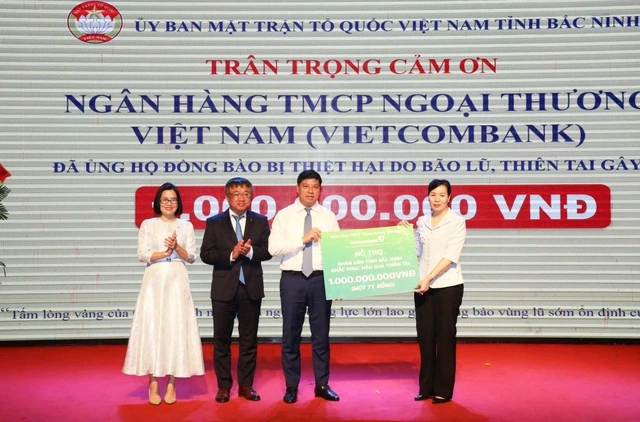 Hơn 20.000 cán bộ nhân viên Vietcombank hỗ trợ đồng bào bị ảnh hưởng do bão lũ - Ảnh 1
