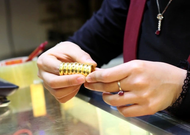 Lực bán tăng lên, giá vàng nhẫn tiếp tục giảm - Ảnh 1