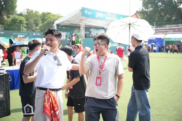 Hàng ngàn sinh viên xếp hàng để ‘chạm’ loạt công nghệ thanh toán của MB - Ảnh 3