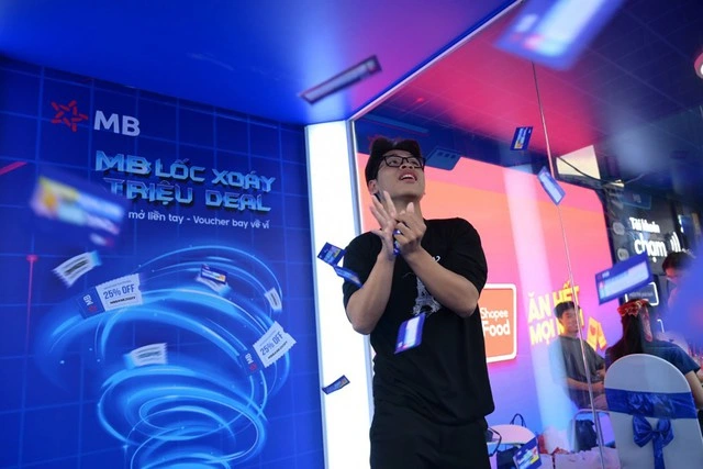 Hàng ngàn sinh viên xếp hàng để ‘chạm’ loạt công nghệ thanh toán của MB - Ảnh 4