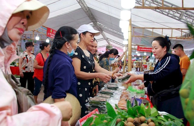 Hà Nội siết chặt an toàn thực phẩm - Ảnh 1