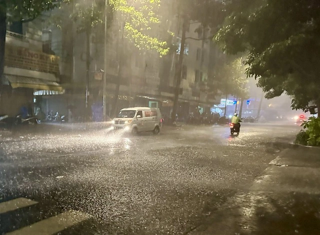 Đêm Trung thu, TP.HCM bất ngờ xuất hiện mưa giông rất mạnh - Ảnh 7