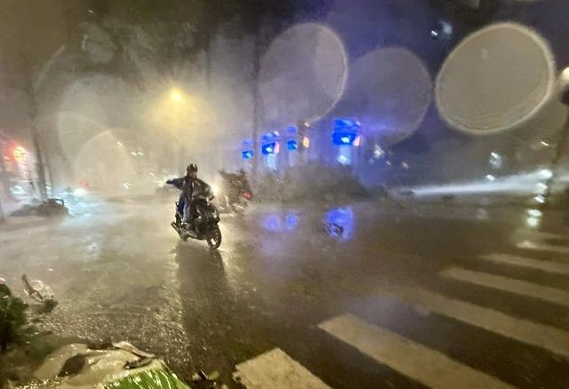 Đêm Trung thu, TP.HCM bất ngờ xuất hiện mưa giông rất mạnh - Ảnh 5