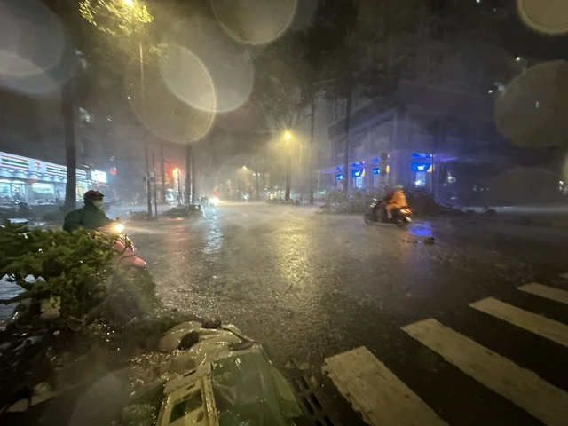 Đêm Trung thu, TP.HCM bất ngờ xuất hiện mưa giông rất mạnh - Ảnh 2