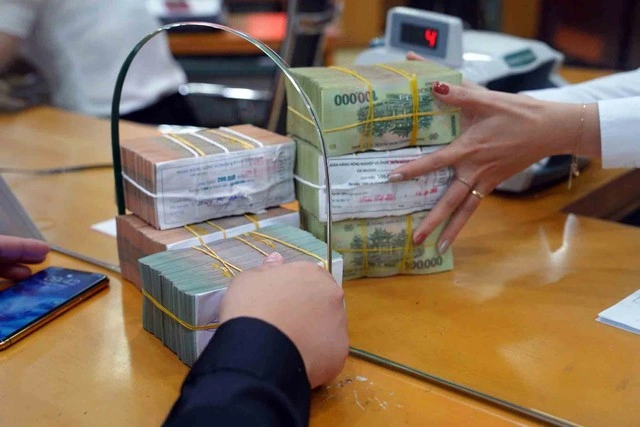 Tiền chảy vào nền kinh tế, lãi suất đứng yên - Ảnh 1