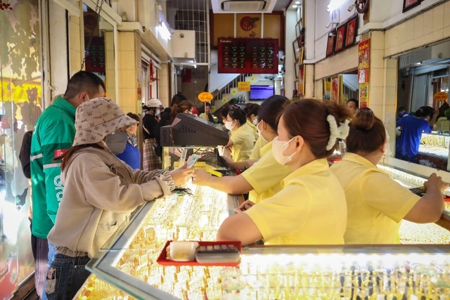 Giá vàng lập kỷ lục trước giờ G - Ảnh 1