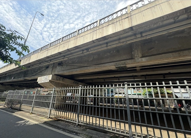 Có nên tận dụng gầm cầu làm bãi đậu xe? - Ảnh 1