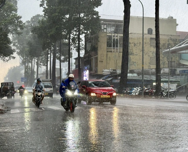 Nam bộ và miền Trung còn mưa kéo dài, miền Bắc rét đậm đến sớm - Ảnh 1