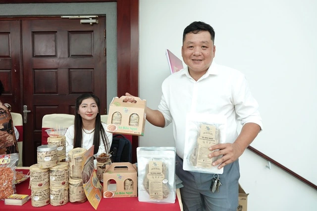 Bỏ phố về quê, đưa hành tím, củ cải trắng lên kệ siêu thị - Ảnh 1