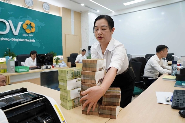 Lãi suất tiết kiệm âm thầm tăng - Ảnh 1