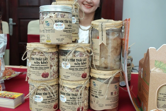 Bỏ phố về quê, đưa hành tím, củ cải trắng lên kệ siêu thị - Ảnh 2