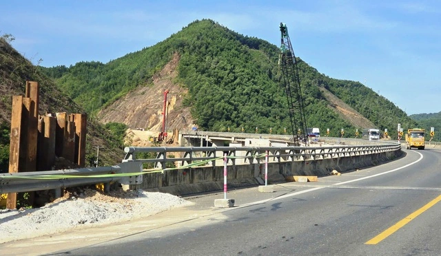 Công trường mở rộng cao tốc La Sơn - Hòa Liên bước vào thi đua 30 ngày - Ảnh 1