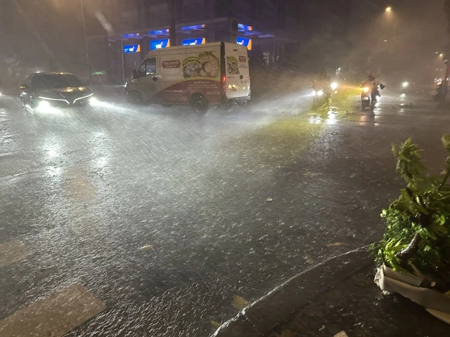 Đêm Trung thu, TP.HCM bất ngờ xuất hiện mưa giông rất mạnh - Ảnh 3