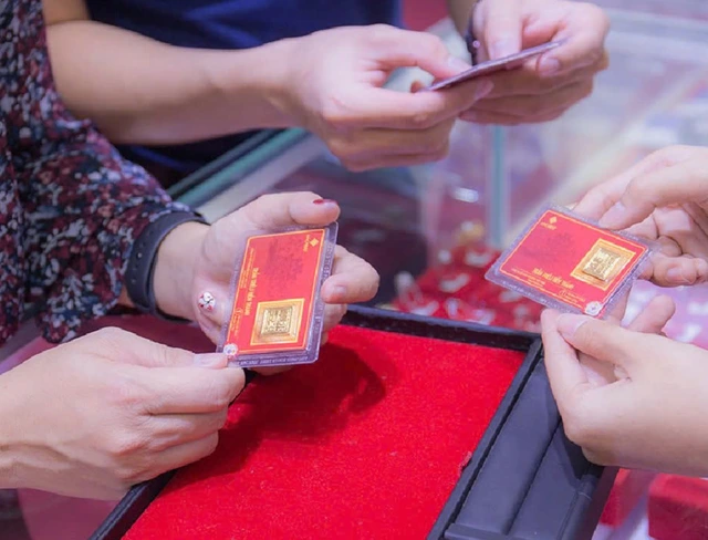 Mua bán vàng miếng: Một tỉ đồng mới chịu thuế 1 triệu sao ngăn được đầu cơ? - Ảnh 2