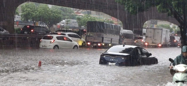 Ô tô hư hỏng nặng do ngập nước, bảo hiểm có bồi thường? - Ảnh 2