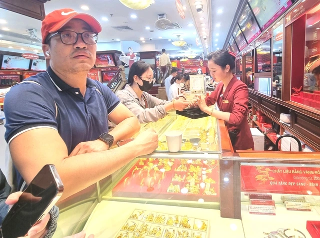 ‘Mua vàng giá cao chẳng khác nào cầm hòn than nóng’ - Ảnh 2