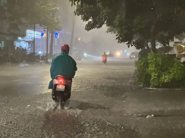 Đêm Trung thu, TP.HCM bất ngờ xuất hiện mưa giông rất mạnh - Ảnh 8