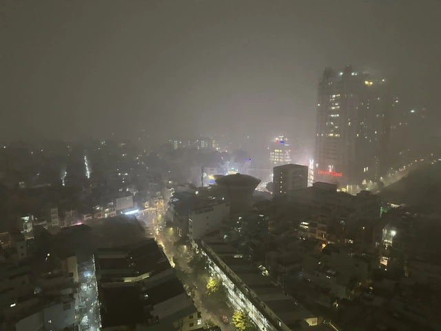 Đêm Trung thu, TP.HCM bất ngờ xuất hiện mưa giông rất mạnh - Ảnh 9