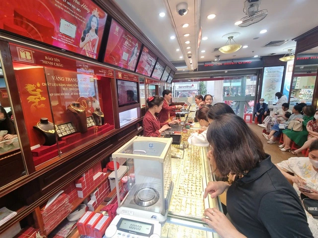 Giá vàng hôm nay 12.10.2025: Bỏ độc quyền vàng miếng, chênh lệch mua bán vẫn 3 triệu - Ảnh 1