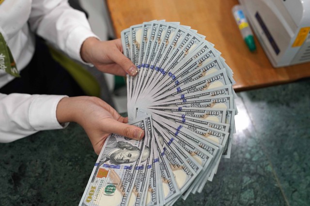 Giá USD hôm nay 3.10.2025: Ngân hàng giảm nhưng kịch trần - Ảnh 1