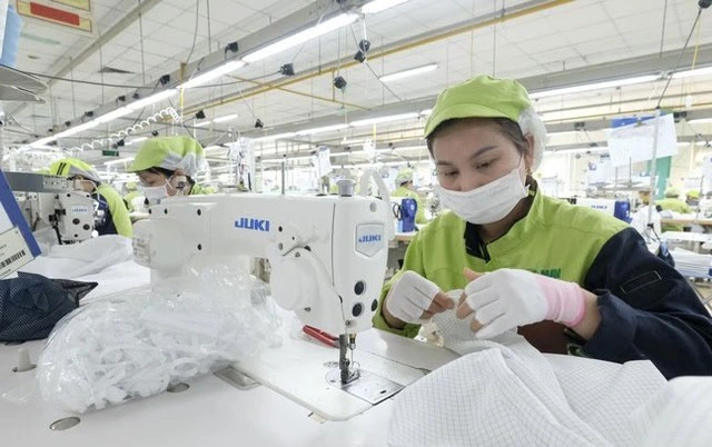 Doanh nghiệp 'kêu' quá sức, Bộ Nội vụ giữ nguyên đề xuất tăng lương tối thiểu 7,2% - Ảnh 1