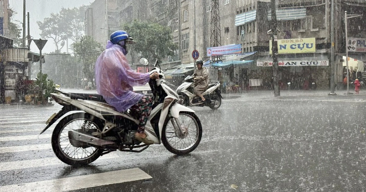 Cảnh báo mưa lớn cộng triều cường cao gây ngập ở TP.HCM và Nam bộ